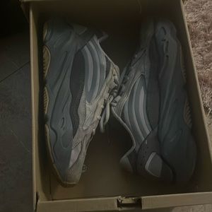 Yeezy 700 v2